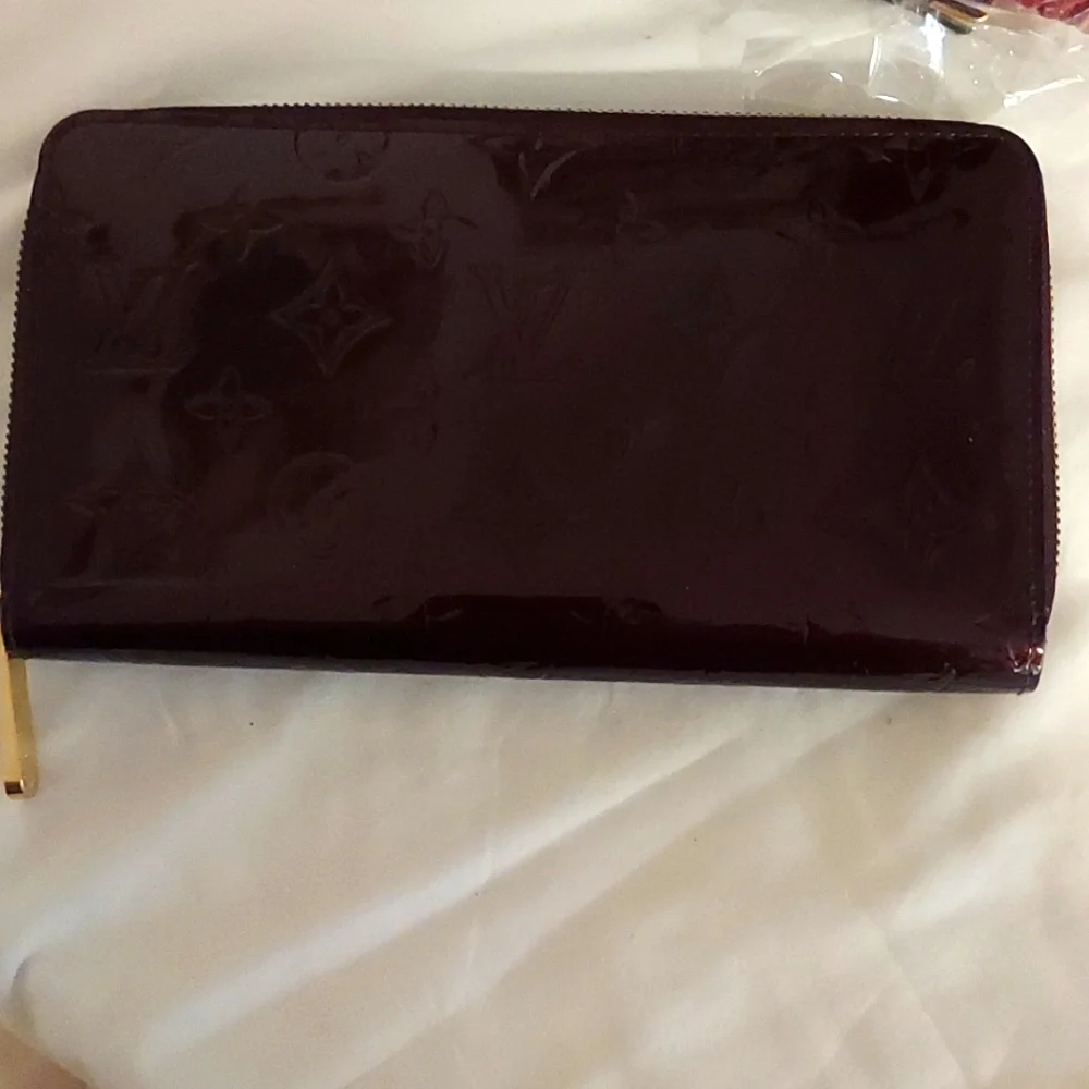 Authentic Louis Vuitton Amarante Vernis Zippy Wallet Organizer